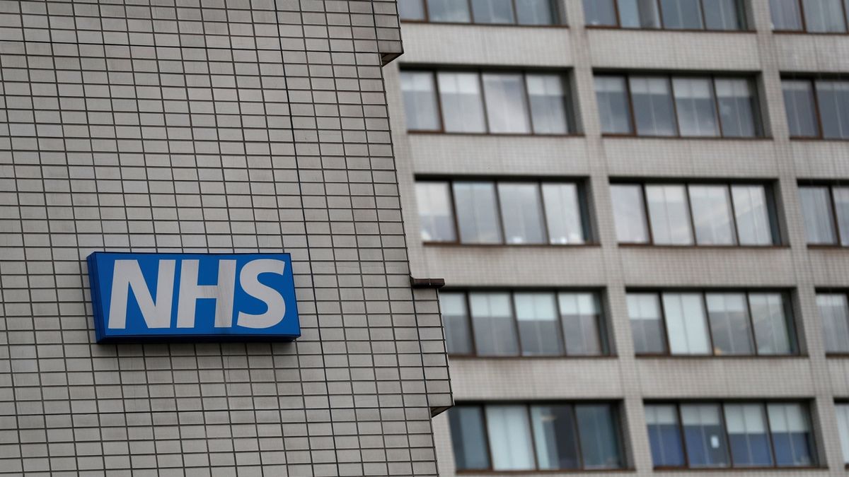 Skandál v Anglii: V nemocnicích se nakazilo koronavirem přes 32 000 lidí, čtvrtina je po smrti